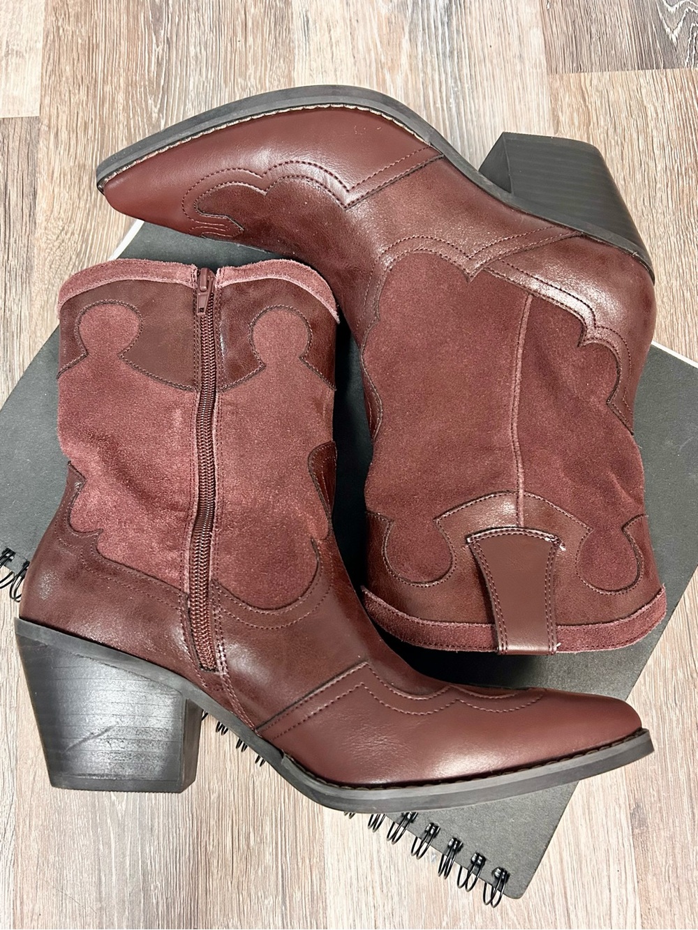 CROWN VINTAGE 🐙 Izzie Pointed Toe Western Zipper Boot - Size 9.5